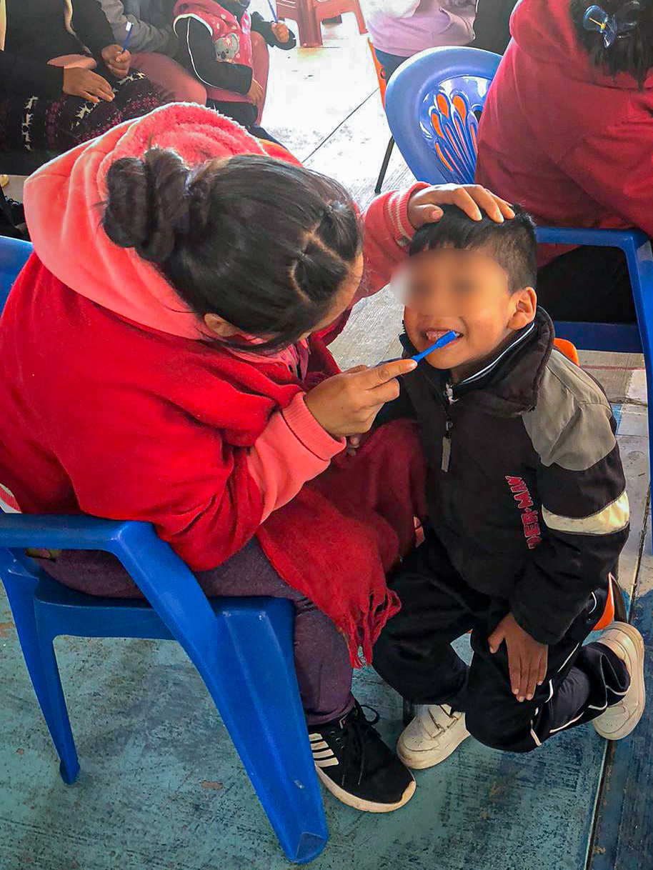 Plática de higiene bucal para madres y padres de familia en el Centro de Educación Preescolar Indígena Narciso Mendoza de San Miguel Tecuanipa, Tochimilco.