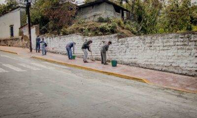 Personal de Servicios Públicos Municipales realizando labores de limpieza en una calle principal de Tochimilco como parte del programa de mejoramiento de la imagen urbana.