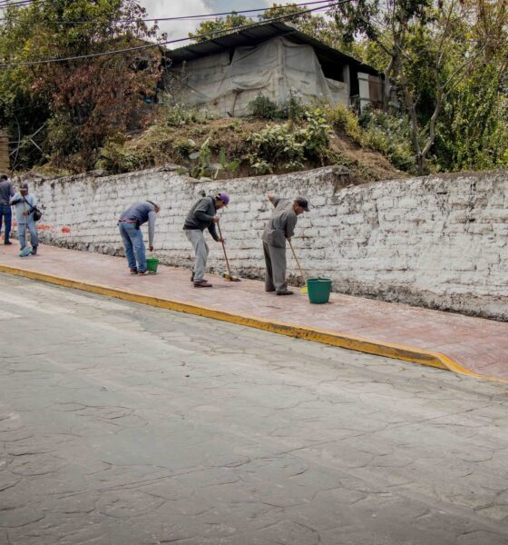Personal de Servicios Públicos Municipales realizando labores de limpieza en una calle principal de Tochimilco como parte del programa de mejoramiento de la imagen urbana.