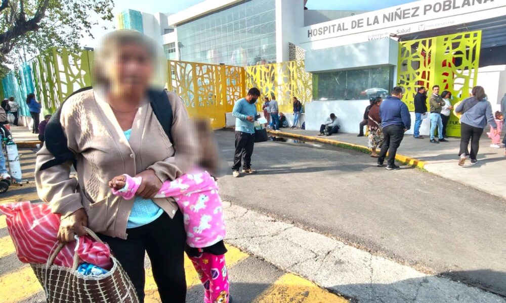 Paciente beneficiaria del programa de traslados médicos gratuitos del DIF Municipal de Huaquechula frente al Hospital de la Niñez Poblana para recibir atención especializada.