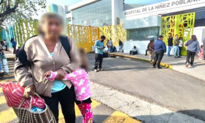 Paciente beneficiaria del programa de traslados médicos gratuitos del DIF Municipal de Huaquechula frente al Hospital de la Niñez Poblana para recibir atención especializada.
