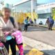 Paciente beneficiaria del programa de traslados médicos gratuitos del DIF Municipal de Huaquechula frente al Hospital de la Niñez Poblana para recibir atención especializada.