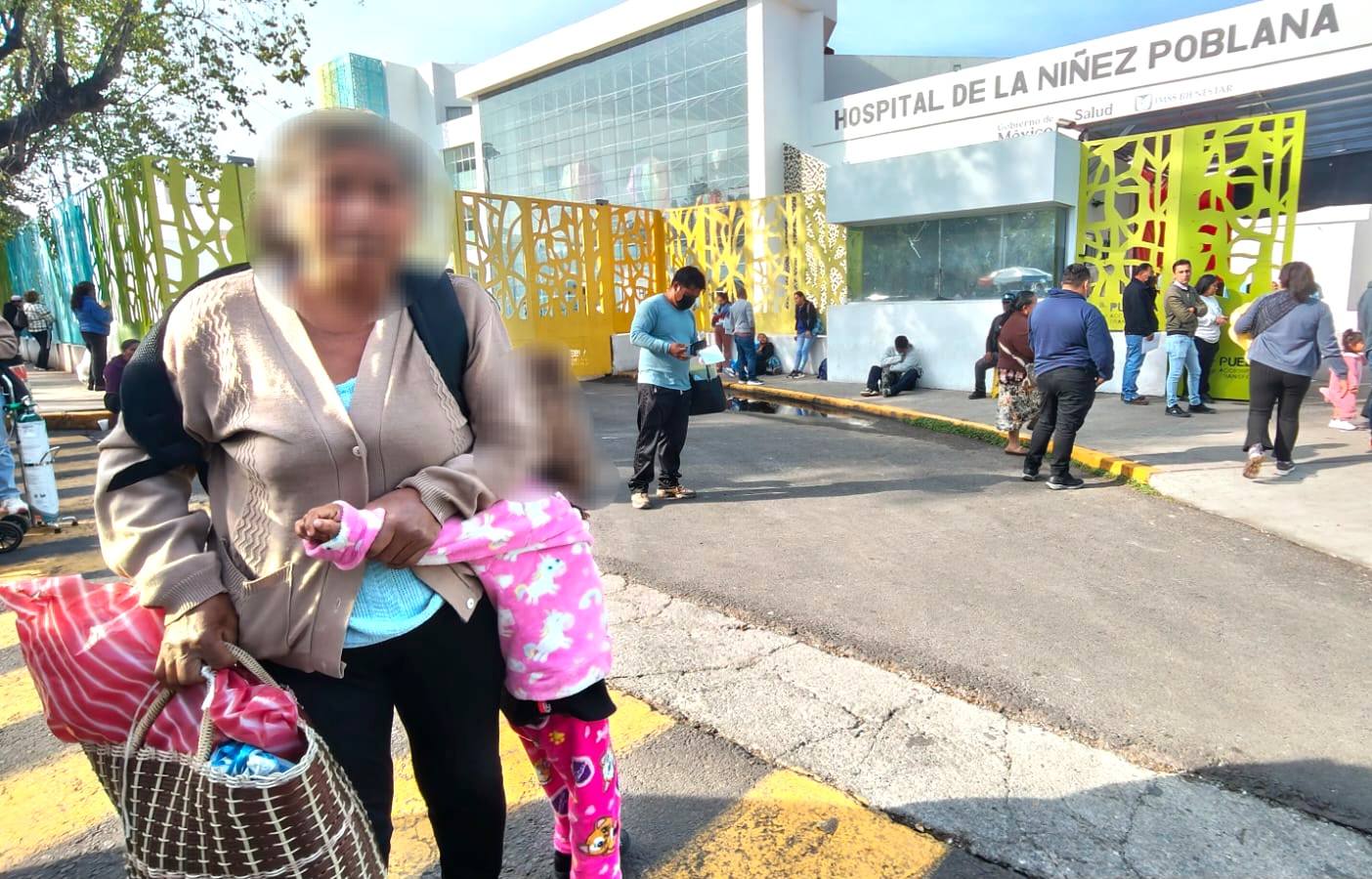 Paciente beneficiaria del programa de traslados médicos gratuitos del DIF Municipal de Huaquechula frente al Hospital de la Niñez Poblana para recibir atención especializada.