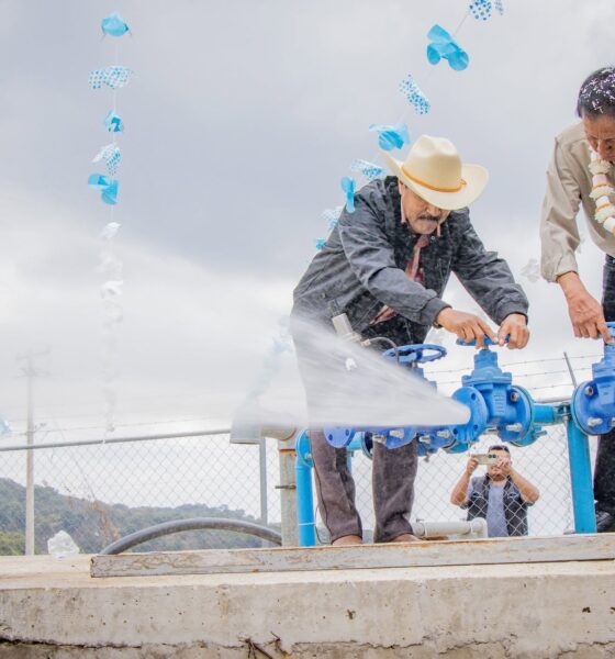 Inauguración del sistema de agua entubada en San Miguel Tecuanipa, Tochimilco, con cárcamo de bombeo y tanques de captación para mejorar el suministro de agua potable.
