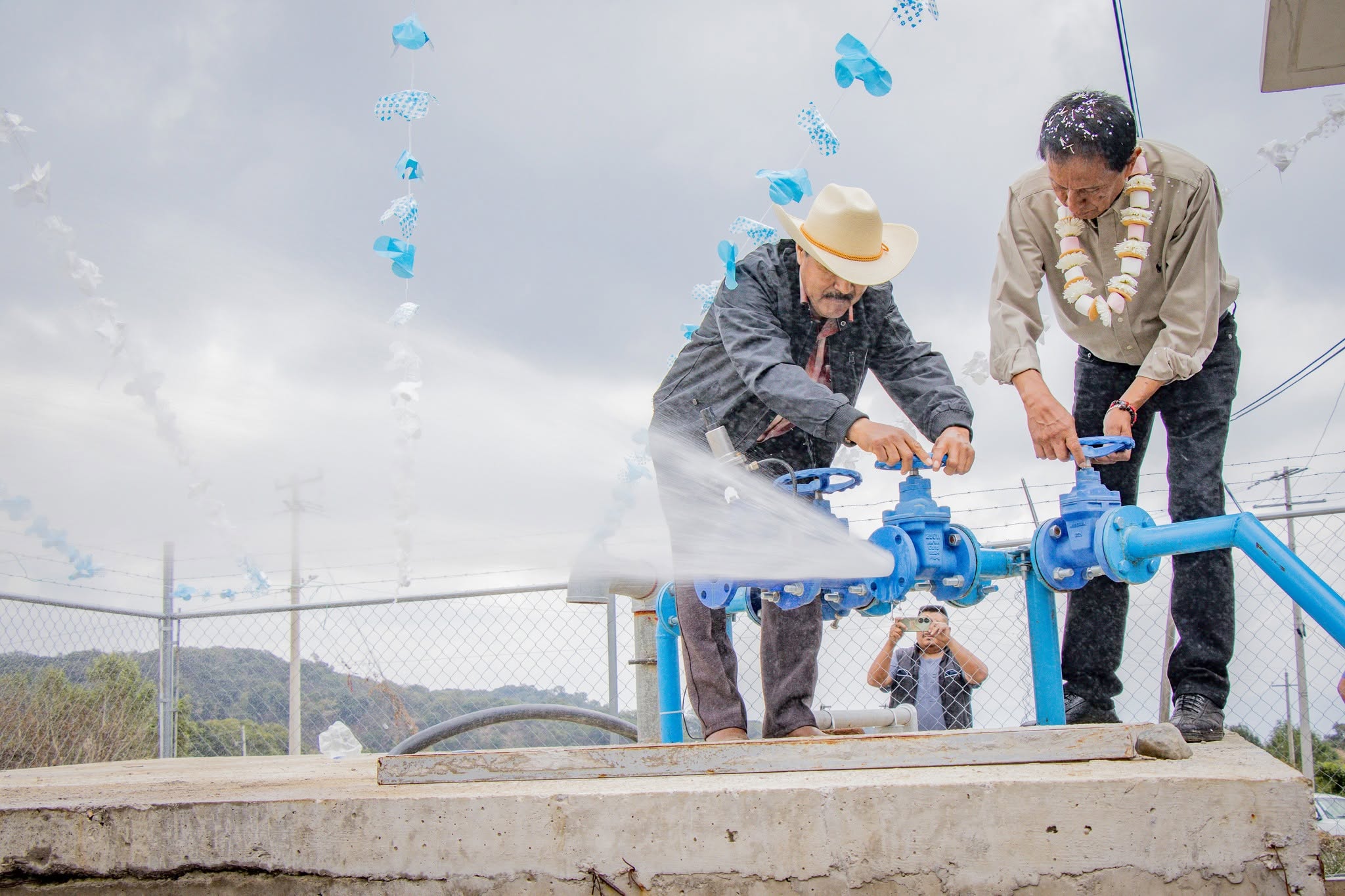 Inauguración del sistema de agua entubada en San Miguel Tecuanipa, Tochimilco, con cárcamo de bombeo y tanques de captación para mejorar el suministro de agua potable.
