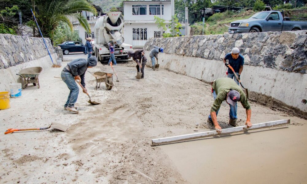 Trabajadores realizan labores de rehabilitación de la red de drenaje sanitario en el paraje Barranquilla del Barrio de Xaxalpa, municipio de Tochimilco.