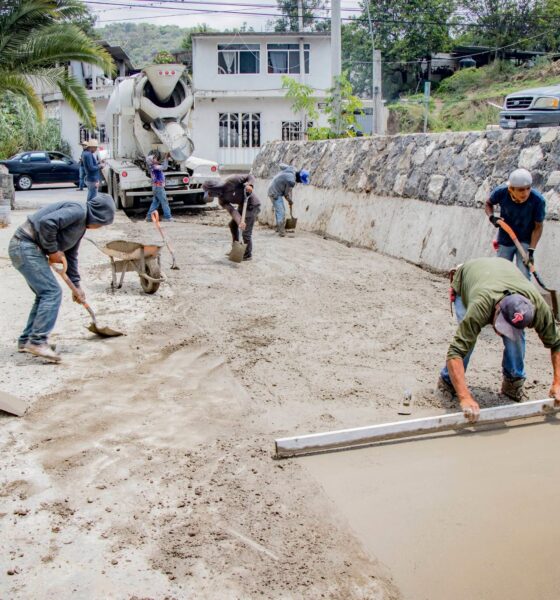 Trabajadores realizan labores de rehabilitación de la red de drenaje sanitario en el paraje Barranquilla del Barrio de Xaxalpa, municipio de Tochimilco.