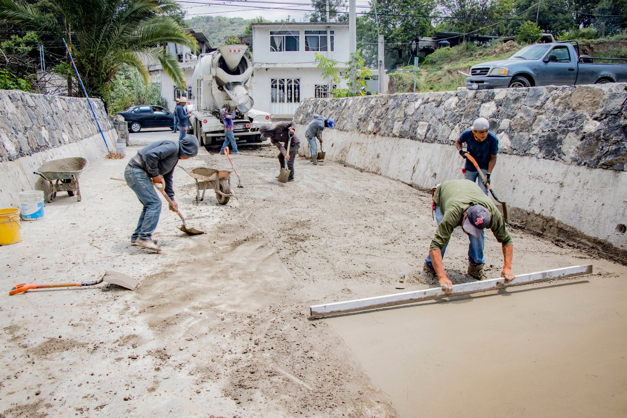 Trabajadores realizan labores de rehabilitación de la red de drenaje sanitario en el paraje Barranquilla del Barrio de Xaxalpa, municipio de Tochimilco.