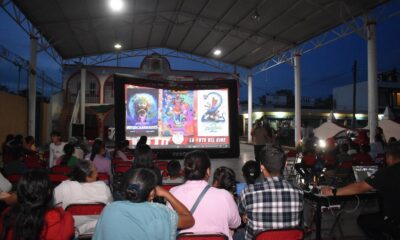 Familias de San Juan Huiluco disfrutan una función gratuita de la Ruta del Cine Móvil organizada por el Ayuntamiento de Huaquechula en pantalla gigante.
