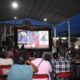 Familias de San Juan Huiluco disfrutan una función gratuita de la Ruta del Cine Móvil organizada por el Ayuntamiento de Huaquechula en pantalla gigante.