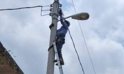 Trabajador municipal realizando mantenimiento en una luminaria de alumbrado público como parte de los trabajos de reparación y mejora impulsados por el Ayuntamiento de Huaquechula.