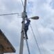 Trabajador municipal realizando mantenimiento en una luminaria de alumbrado público como parte de los trabajos de reparación y mejora impulsados por el Ayuntamiento de Huaquechula.