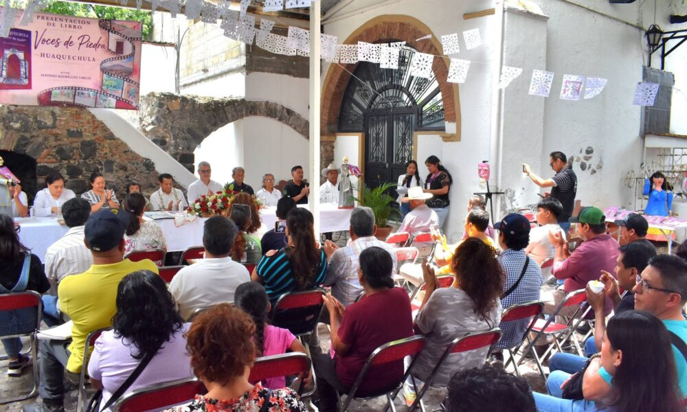 Presentación del libro Voces de Piedra en la Presidencia Municipal de Huaquechula con la participación de ciudadanos interesados en la historia y cultura local.