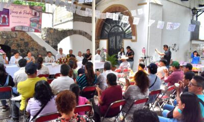 Presentación del libro Voces de Piedra en la Presidencia Municipal de Huaquechula con la participación de ciudadanos interesados en la historia y cultura local.