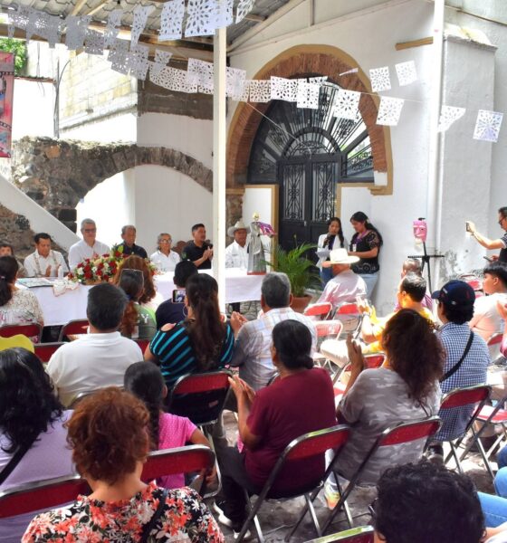 Presentación del libro Voces de Piedra en la Presidencia Municipal de Huaquechula con la participación de ciudadanos interesados en la historia y cultura local.