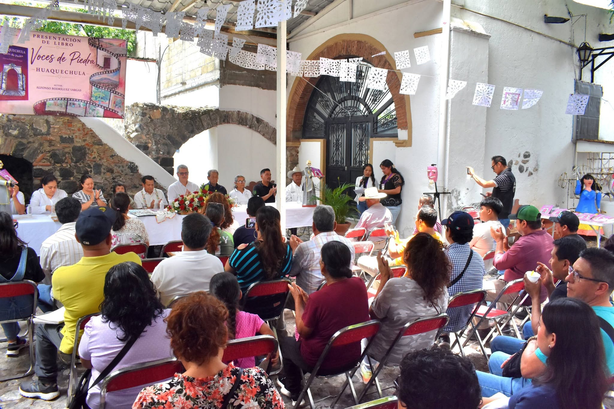 Presentación del libro Voces de Piedra en la Presidencia Municipal de Huaquechula con la participación de ciudadanos interesados en la historia y cultura local.
