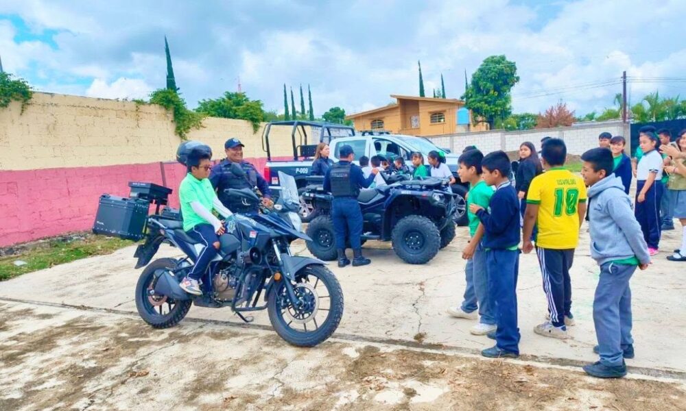 Elementos de Seguridad Pública Municipal muestran vehículos y equipamiento a estudiantes de la Escuela Primaria Miguel Hidalgo en Huaquechula.