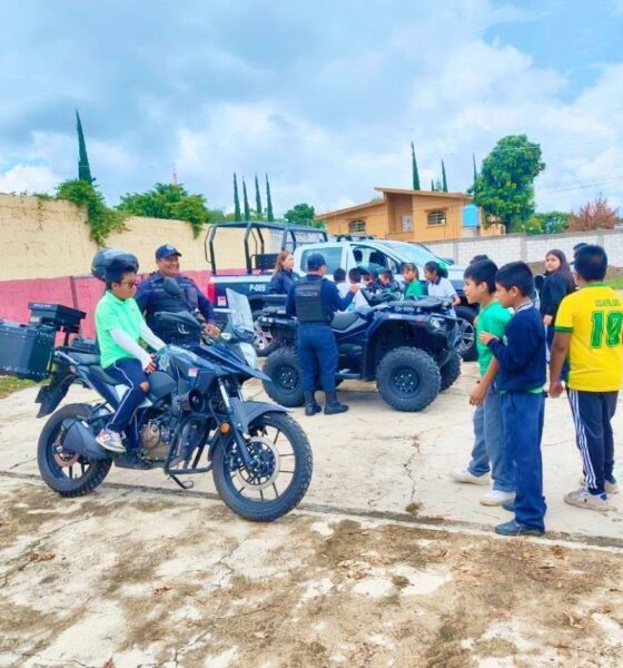 Elementos de Seguridad Pública Municipal muestran vehículos y equipamiento a estudiantes de la Escuela Primaria Miguel Hidalgo en Huaquechula.