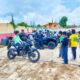 Elementos de Seguridad Pública Municipal muestran vehículos y equipamiento a estudiantes de la Escuela Primaria Miguel Hidalgo en Huaquechula.