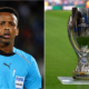 Omar Abdulkadir Artan, árbitro somalí excluido del Mundial 2026, junto a la imagen de la Supercopa de Europa que dirigirá entre PSG y Aston Villa.