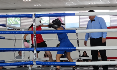 Jóvenes boxeadores participan en combate durante el Primer Torneo del Centro de Iniciación Deportiva realizado en Atlixco, Puebla.