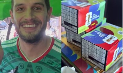 Comparativa visual entre un aficionado con jersey de la Selección Mexicana y cajas de estampas Panini utilizadas en el debate sobre coleccionismo, productividad y tiempo libre en México.