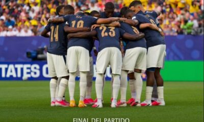 Jugadores de Ecuador reunidos en el campo tras la derrota 1-0 ante Costa de Marfil en el Mundial 2026.