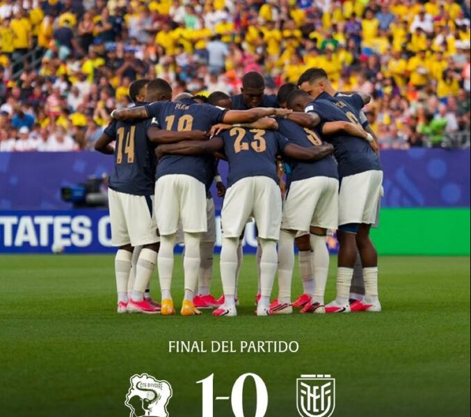 Jugadores de Ecuador reunidos en el campo tras la derrota 1-0 ante Costa de Marfil en el Mundial 2026.