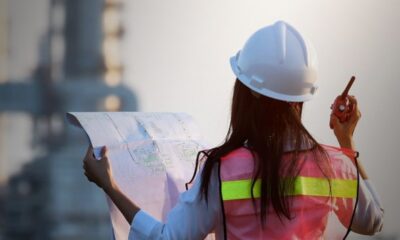 Ingeniera revisa planos de construcción durante el Día Internacional de la Mujer en la Ingeniería 2026.