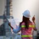 Ingeniera revisa planos de construcción durante el Día Internacional de la Mujer en la Ingeniería 2026.