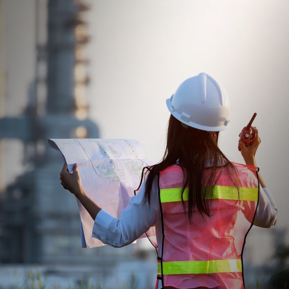 Ingeniera revisa planos de construcción durante el Día Internacional de la Mujer en la Ingeniería 2026.