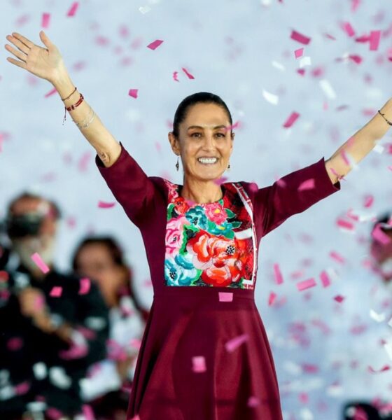 La presidenta de México saluda durante un acto público mientras simpatizantes celebran su cumpleaños número 64.