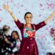 La presidenta de México saluda durante un acto público mientras simpatizantes celebran su cumpleaños número 64.