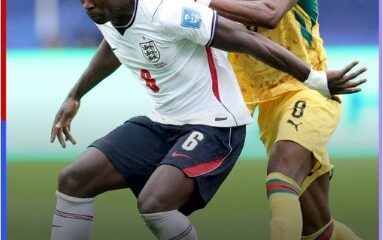Jugador de Inglaterra disputa el balón con futbolista de Ghana durante el empate 0-0 en la Copa Mundial FIFA 2026.