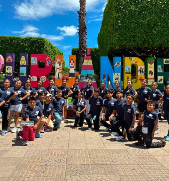 Integrantes del grupo de danza Yoloxochitl durante su participación en el Festival Folklórico Nacional de Puruándiro, Michoacán.
