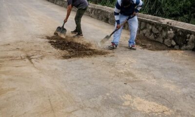 Trabajadores de Servicios Públicos realizan limpieza y retiro de tierra acumulada en la calle Froylán C. Manjarrez de Tochimilco.