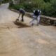 Trabajadores de Servicios Públicos realizan limpieza y retiro de tierra acumulada en la calle Froylán C. Manjarrez de Tochimilco.