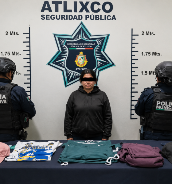 Mujer asegurada por la Policía Municipal de Atlixco tras un reporte de presunto robo en una tienda departamental del Centro; al frente se observan prendas y accesorios recuperados.