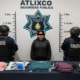 Mujer asegurada por la Policía Municipal de Atlixco tras un reporte de presunto robo en una tienda departamental del Centro; al frente se observan prendas y accesorios recuperados.