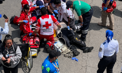 Paramédicos de Cruz Roja Mexicana atienden a un aficionado extranjero tras sufrir una emergencia médica durante actividades del Mundial FIFA 2026 en Ciudad de México.