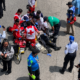 Paramédicos de Cruz Roja Mexicana atienden a un aficionado extranjero tras sufrir una emergencia médica durante actividades del Mundial FIFA 2026 en Ciudad de México.