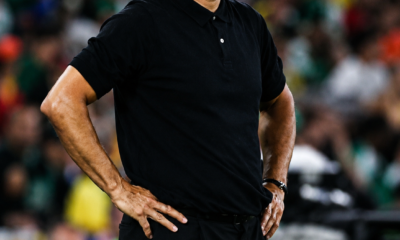 Director técnico de Túnez observa el partido durante la derrota 5-1 ante Suecia en el Mundial 2026.