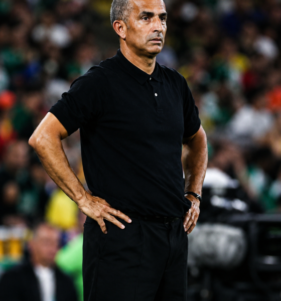 Director técnico de Túnez observa el partido durante la derrota 5-1 ante Suecia en el Mundial 2026.