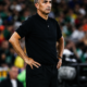 Director técnico de Túnez observa el partido durante la derrota 5-1 ante Suecia en el Mundial 2026.