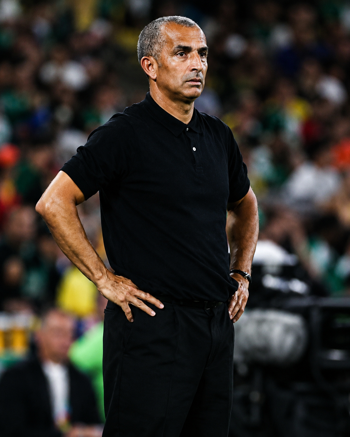 Director técnico de Túnez observa el partido durante la derrota 5-1 ante Suecia en el Mundial 2026.