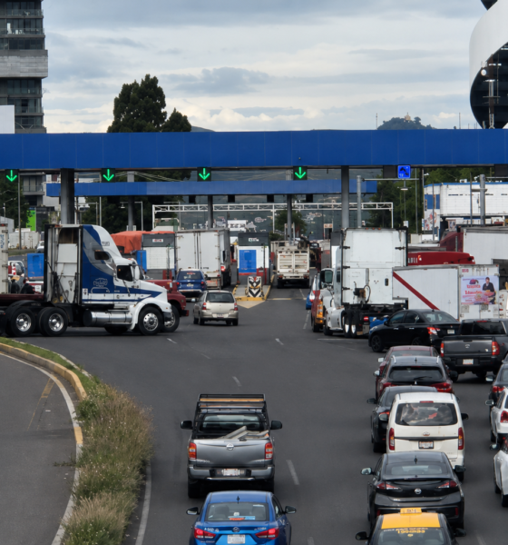 Bloqueo de transportistas de AMOTAC en la caseta de la autopista Puebla–Atlixco, generando congestionamiento vehicular en ambos sentidos.