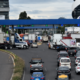 Bloqueo de transportistas de AMOTAC en la caseta de la autopista Puebla–Atlixco, generando congestionamiento vehicular en ambos sentidos.