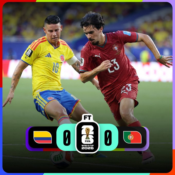 Jugador de Colombia disputa el balón con un futbolista de Portugal durante el empate 0-0 en el Miami Stadium, correspondiente a la última jornada de la fase de grupos de la Copa Mundial de la FIFA 2026.