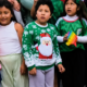 Niño mexicano con suéter navideño verde entre aficionados de la Selección Mexicana durante actividades relacionadas con el Mundial 2026.