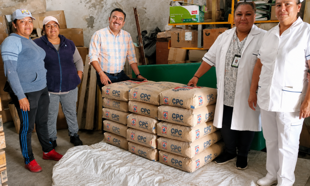 Entrega de cemento por parte del Ayuntamiento de Huaquechula para la construcción de una bodega en la Unidad Médica Universal de Santa Ana Coatepec.